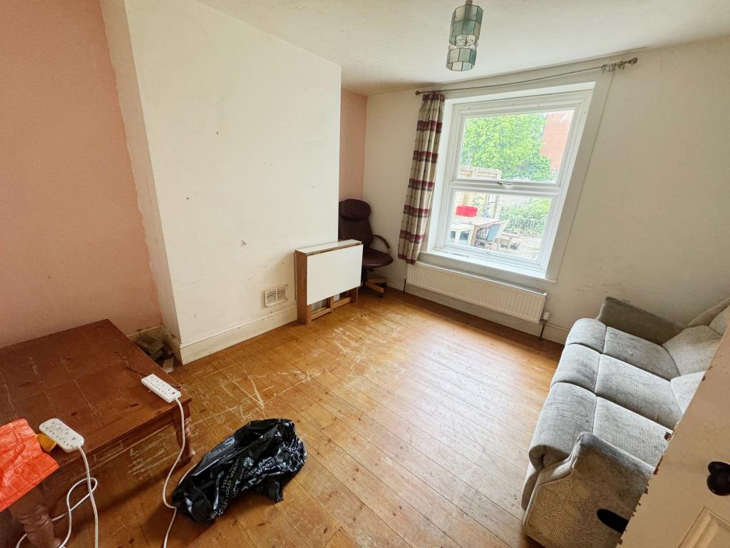 Lot: 17 - FOUR STOREY TERRACE PROPERTY WITH POTENTIAL - Lower ground living room or bedroom
